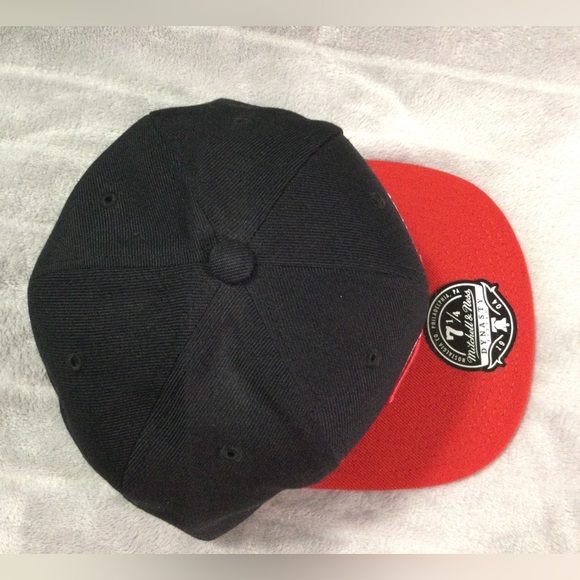 Mitchell & Ness Philadelphia 76ers Black and Red Fitted Hat - Picture 4 of 9
